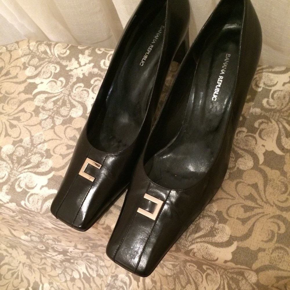 BANANA REPUBLIC black leather pump ~ square toe